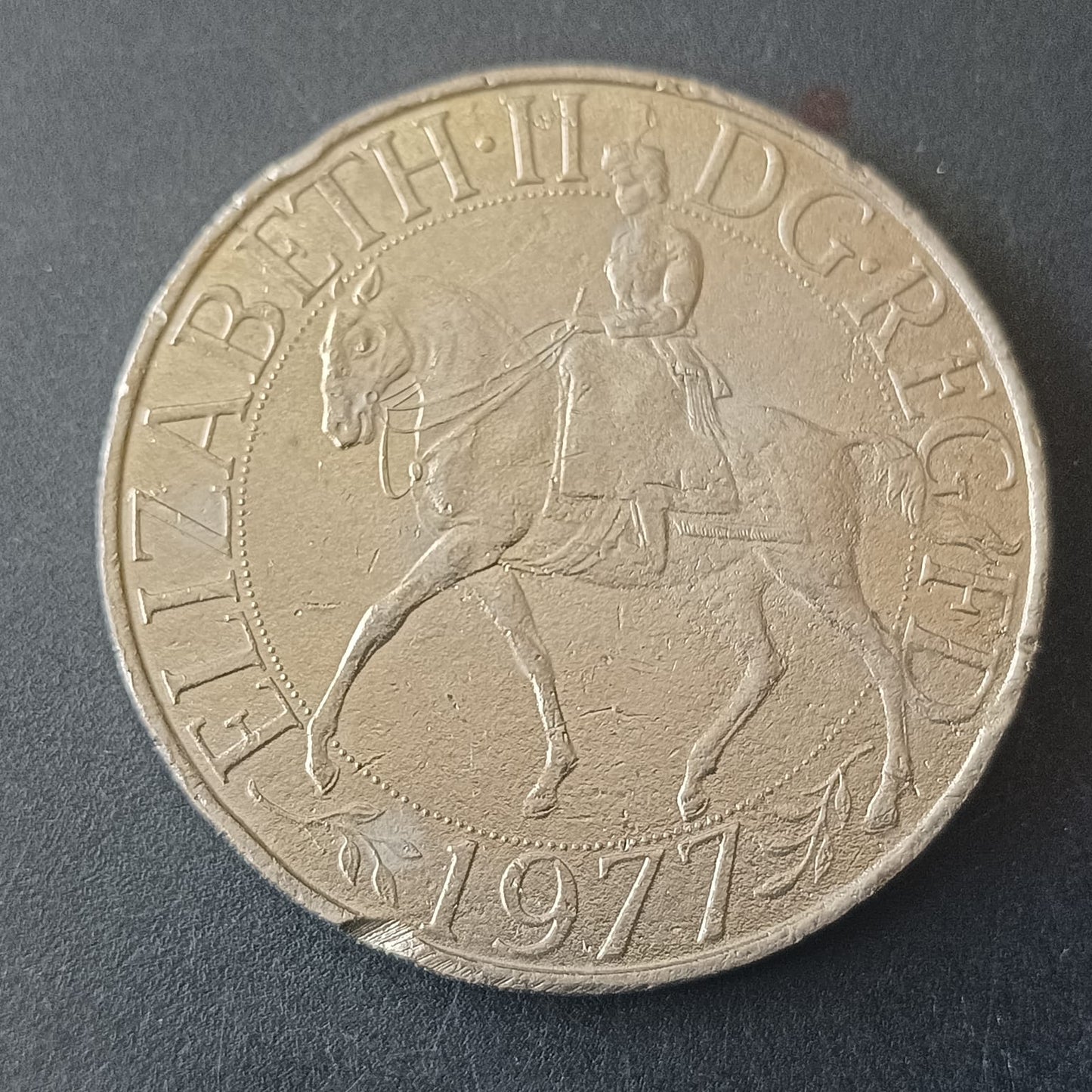 25 New Pence 1977 - 25th anniversary of accession of Queen Elizabeth II (Ref: AUC1728)