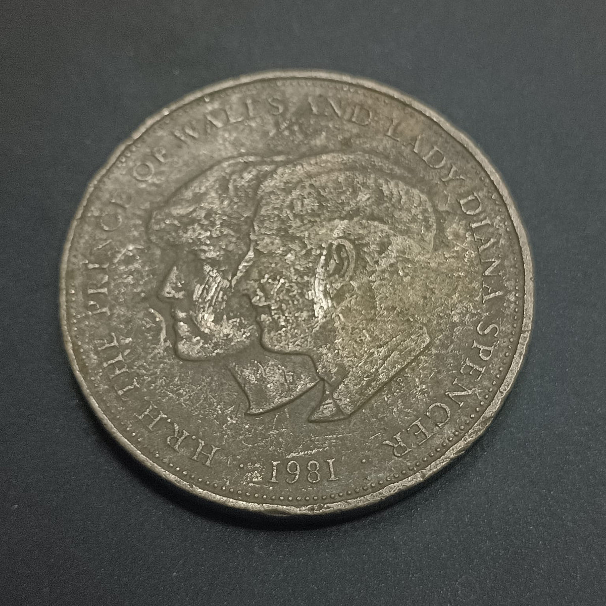 25 New Pence 1981 - Elizabeth II (Royal Wedding) - (Ref: AUC1948)