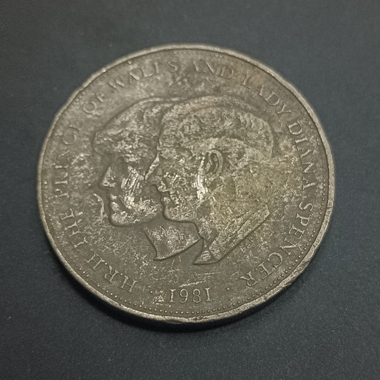 25 New Pence 1981 - Elizabeth II (Royal Wedding) - (Ref: AUC1948)
