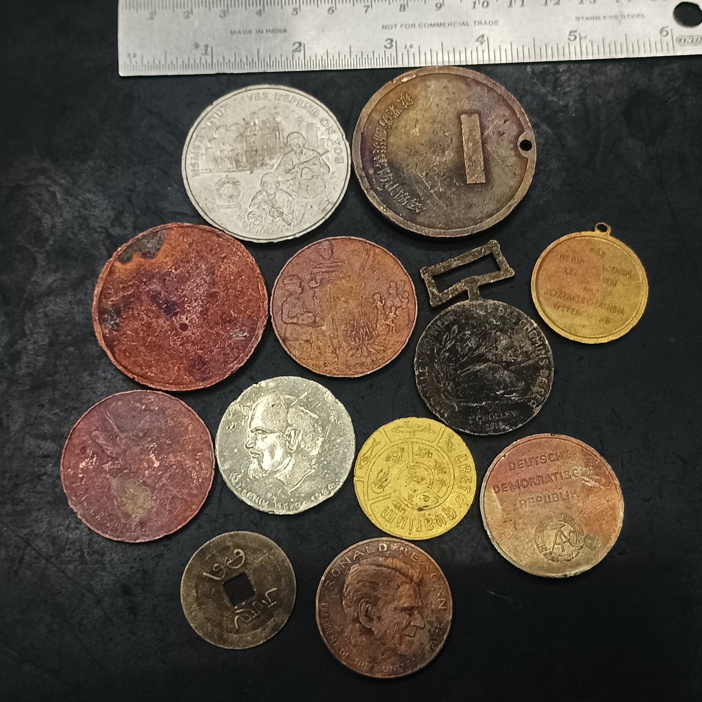 Lot of 12 Mixed Big Size Token/Medals - (Ref : AUC1838)