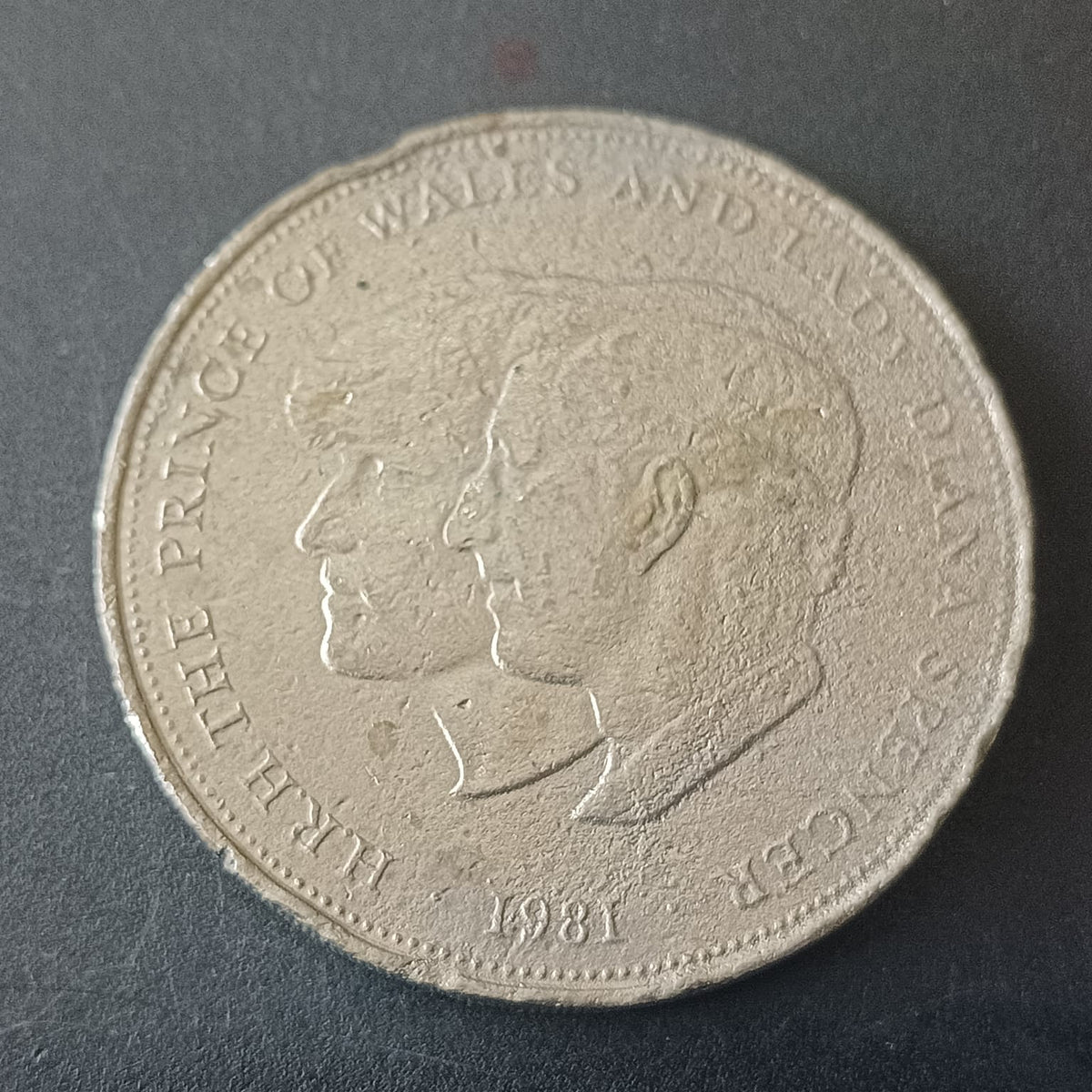 25 New Pence 1981 - Elizabeth II (Royal Wedding) - (Ref: AUC1726)