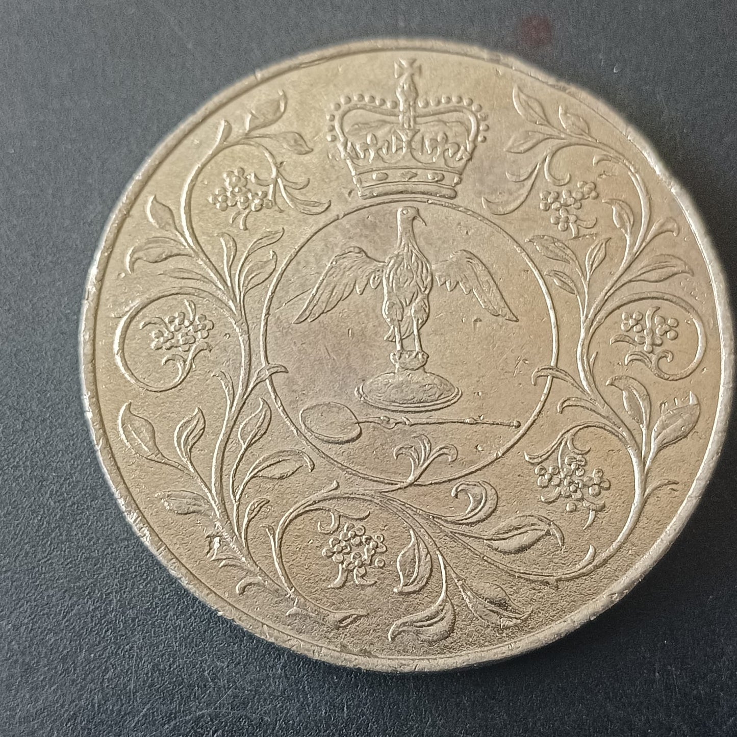25 New Pence 1977 - 25th anniversary of accession of Queen Elizabeth II (Ref: AUC1728)
