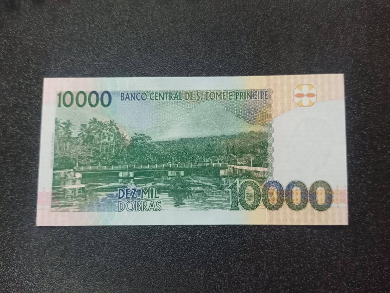 10 000 Dobras 2013 UNC - Sao Tome & Principe