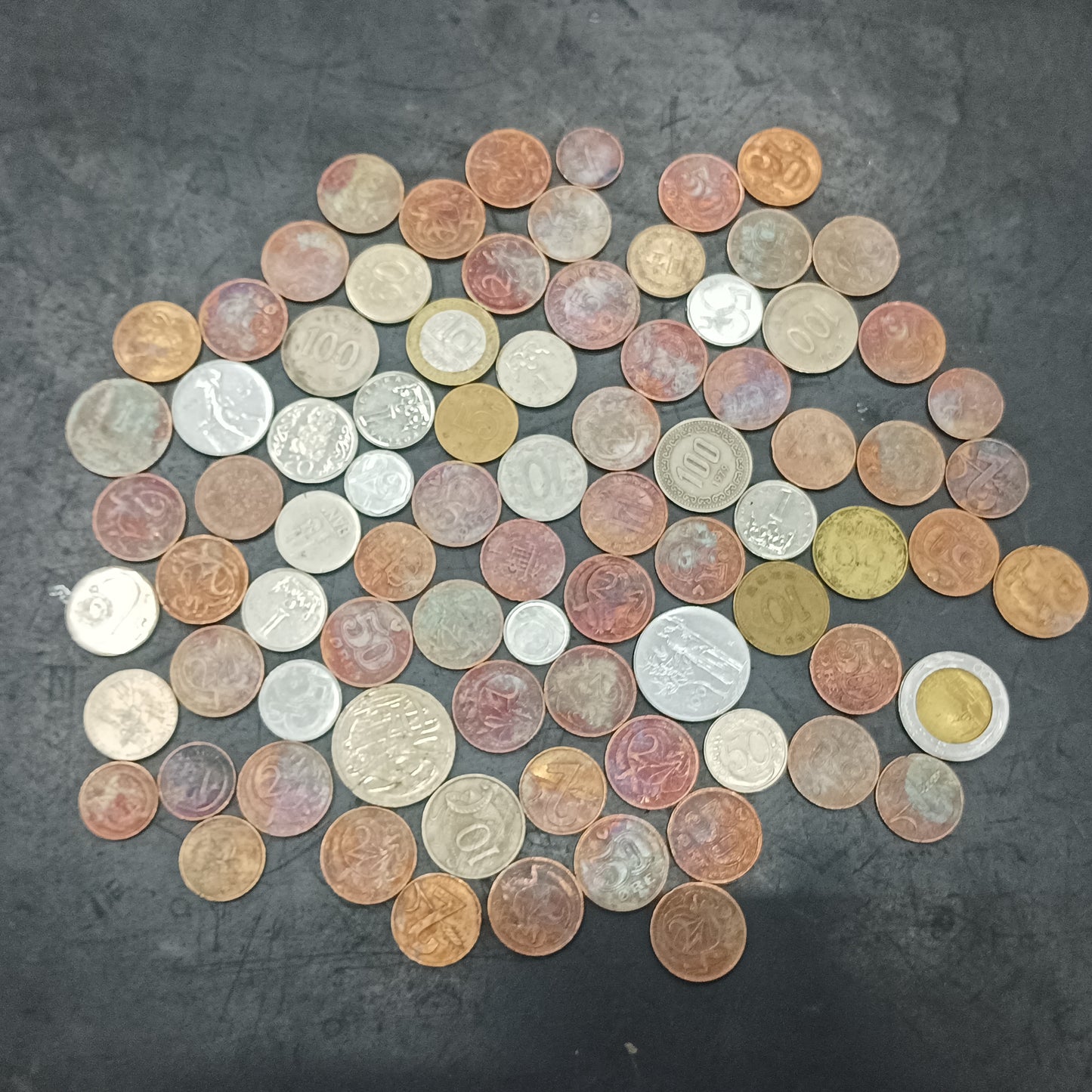 Lot of 82 Coins- Mix World Coins (Ref : AUC1440)