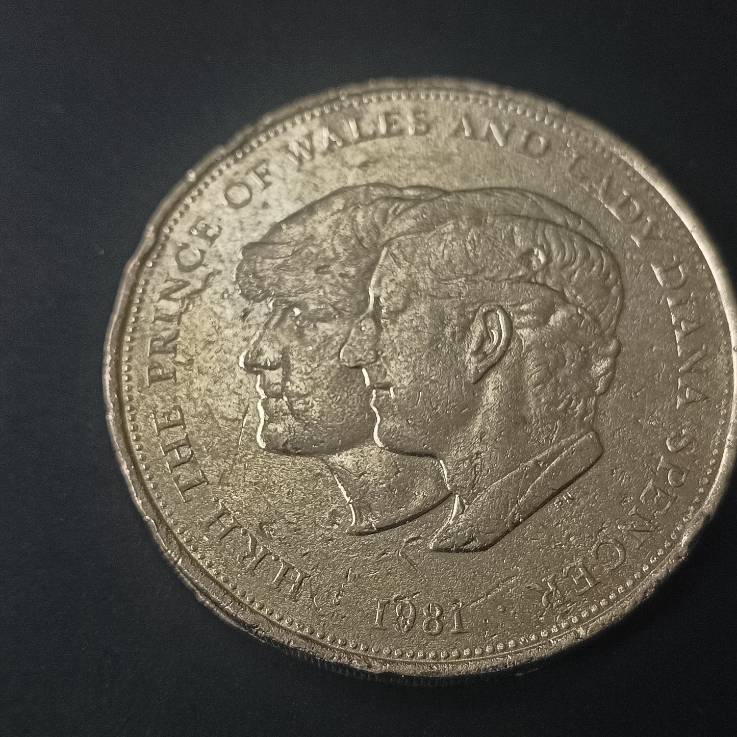 25 New Pence 1981 - Elizabeth II (Royal Wedding) - (Ref: AUC1788)