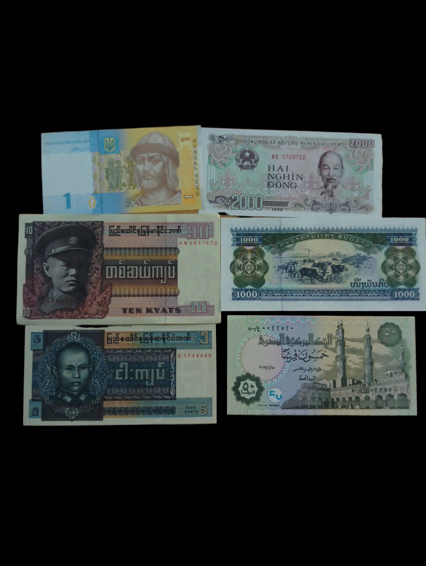 Set of 100 All Different UNC Bank Notes