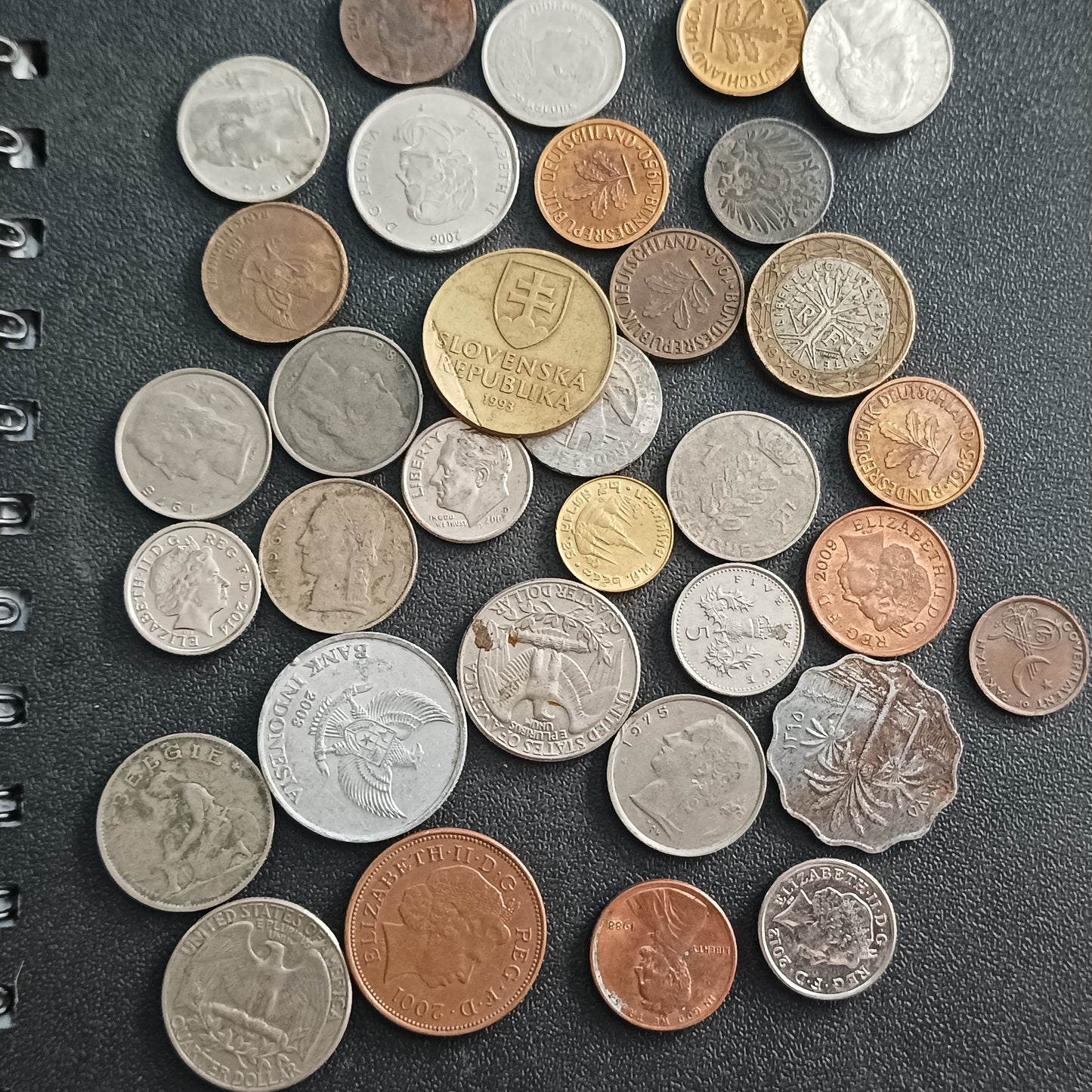 Lot of 32 Mix Foreign Coins - (Ref : AUc0975)