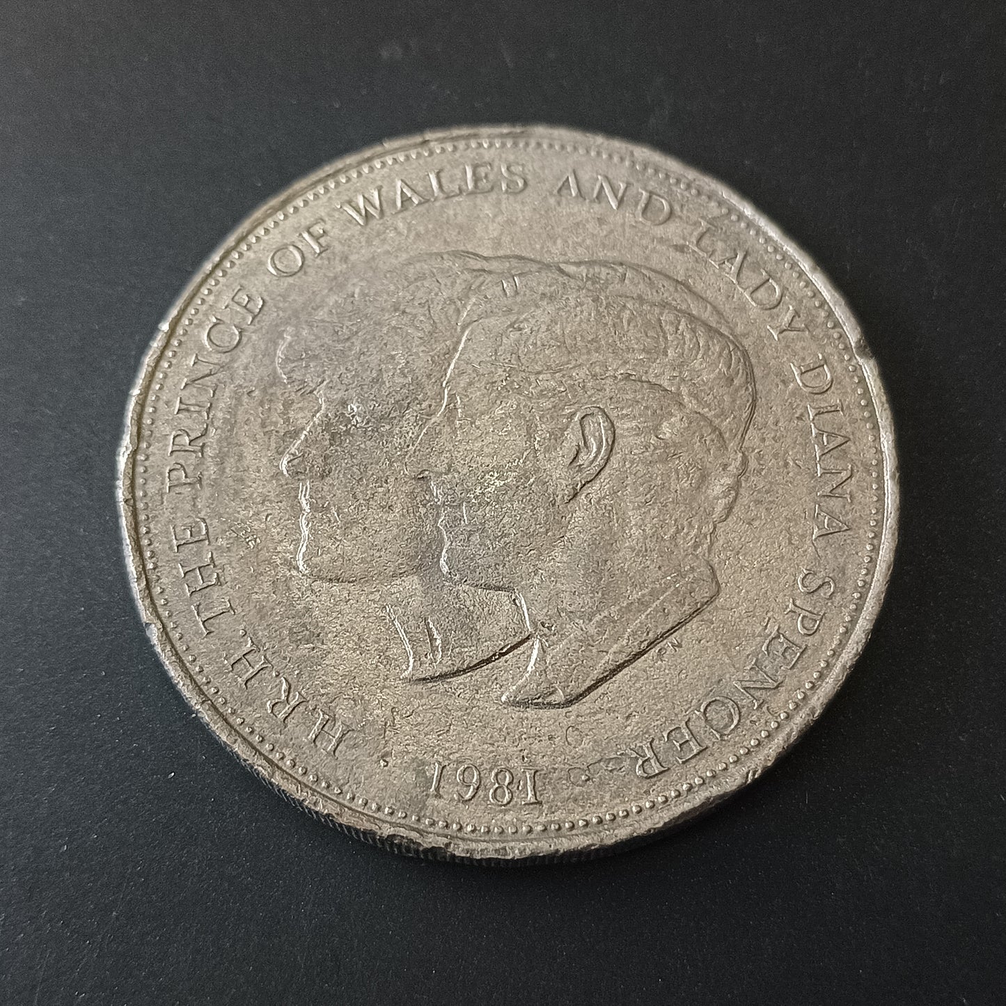 25 New Pence 1981 - Wedding of Prince Charles and Lady Diana Spencer - United Kingdom (Ref: AUC1684)