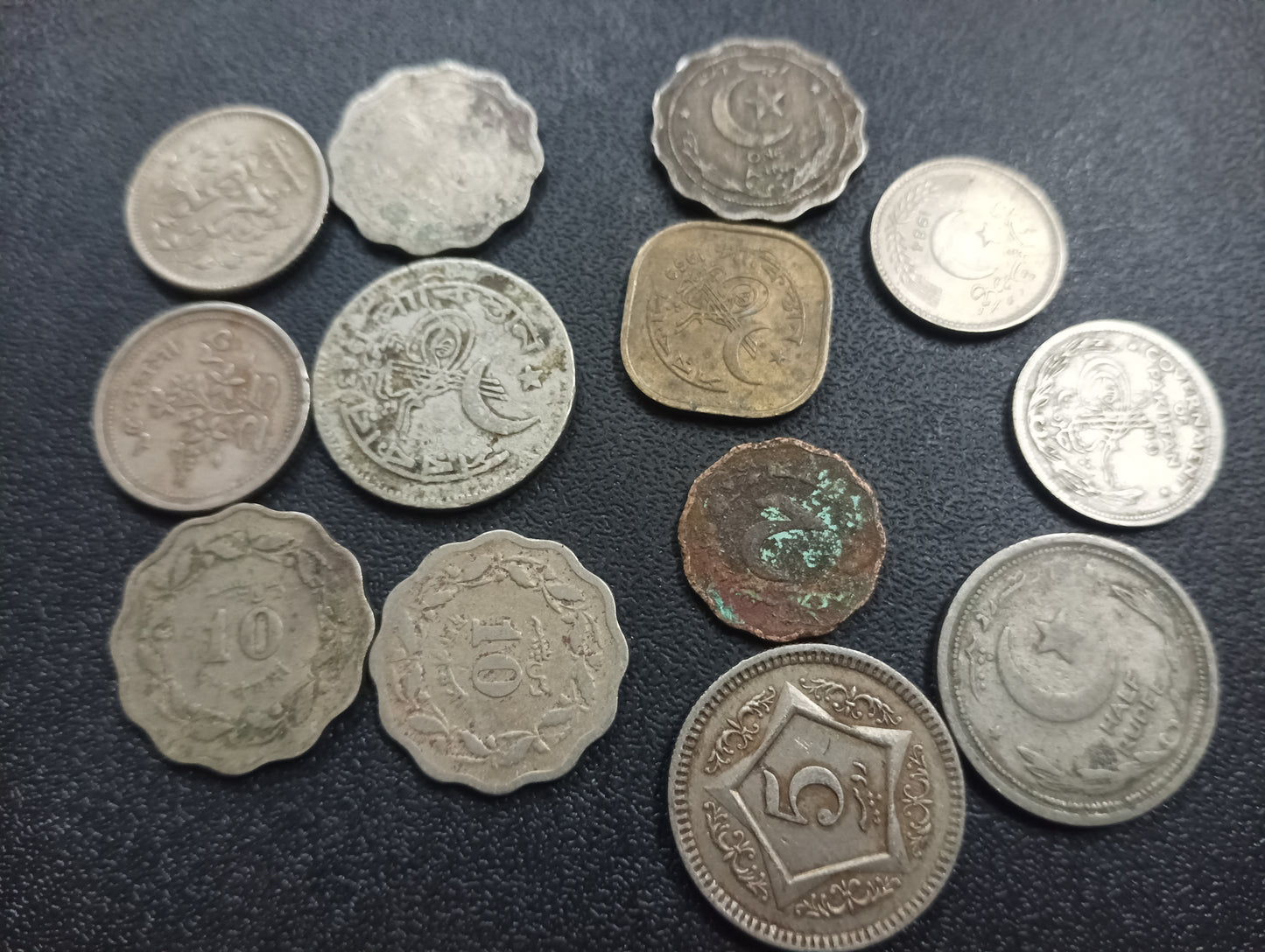 Lot of 13 Coins - Pakistan Mix Years & Denominations (Ref ; AUC0950)